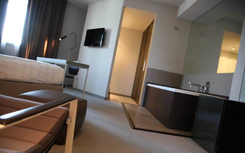 Deluxe Room - Photo 6