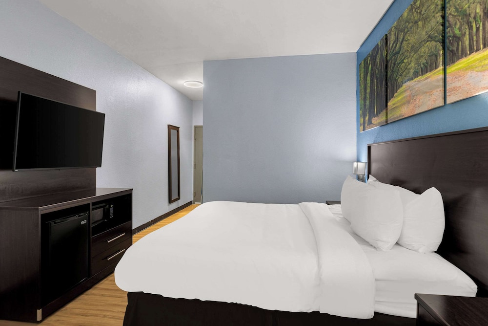 Suite, 1 King Bed, Non Smoking - Photo 5