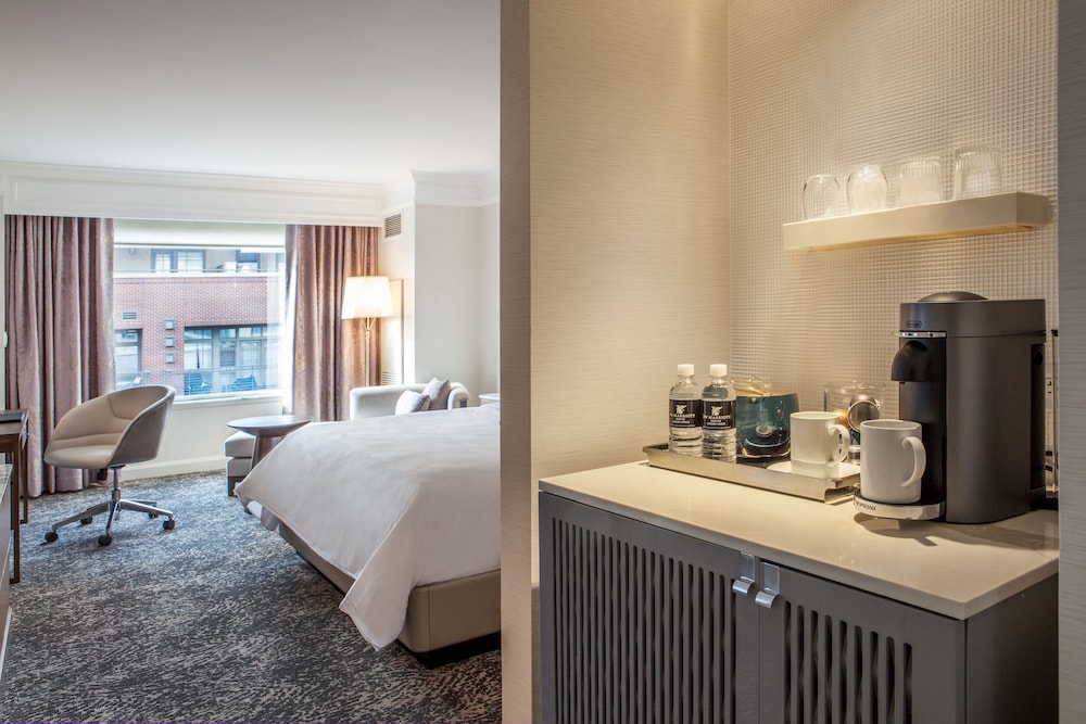 Deluxe Room, 1 King Bed, Courtyard View (Mobility Accessible, Roll-In Shower) - Photo 3