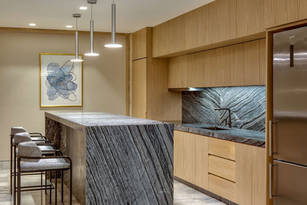 Suite, 1 King Bed, Ocean View, Corner