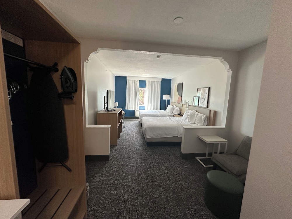 Room, 2 Queen Beds - Photo 1