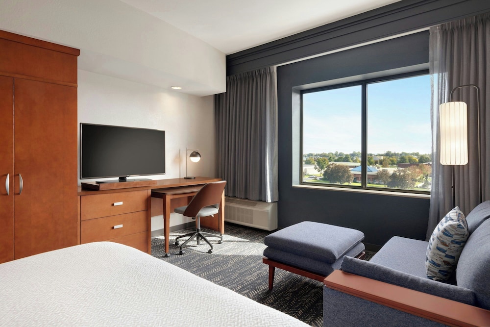 Room, 1 King Bed with Sofa bed (Mobility/Hearing Access, Roll-In Shwr) - Photo 5