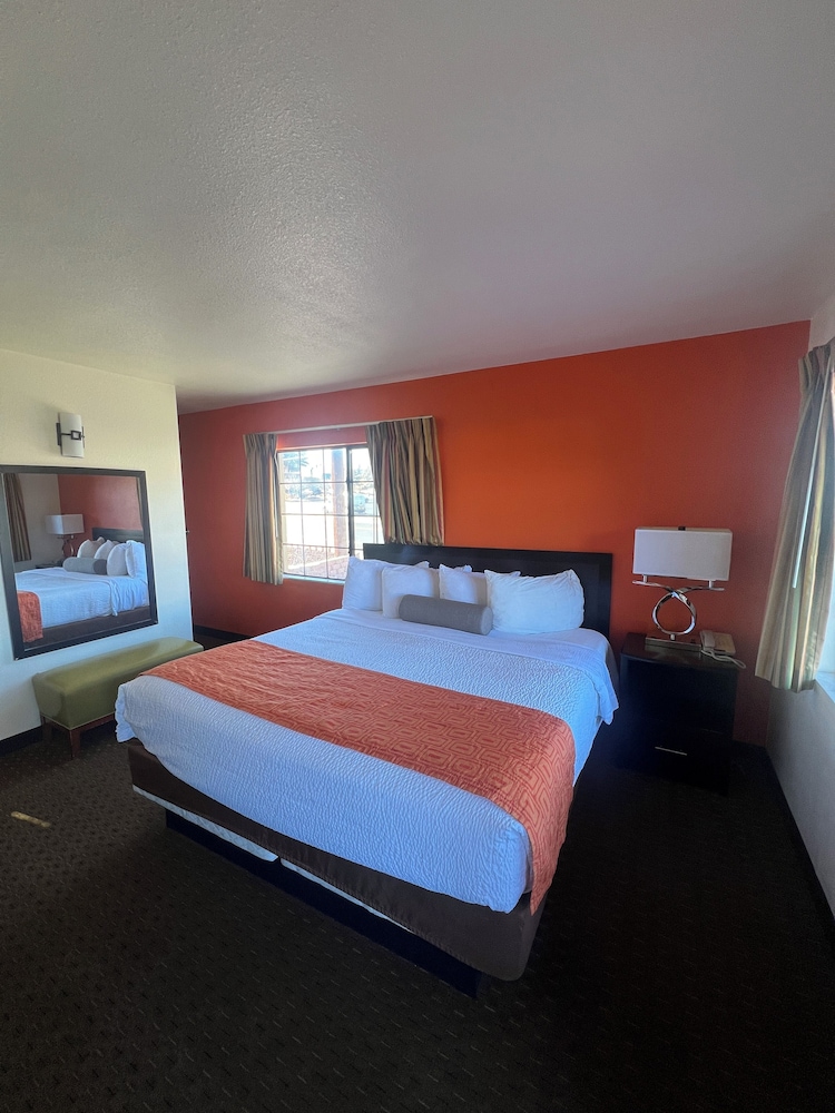Standard Room, 1 King Bed photo 3