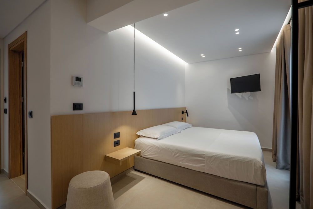 Deluxe Room, 1 King Bed, Non Smoking, City View photo 2
