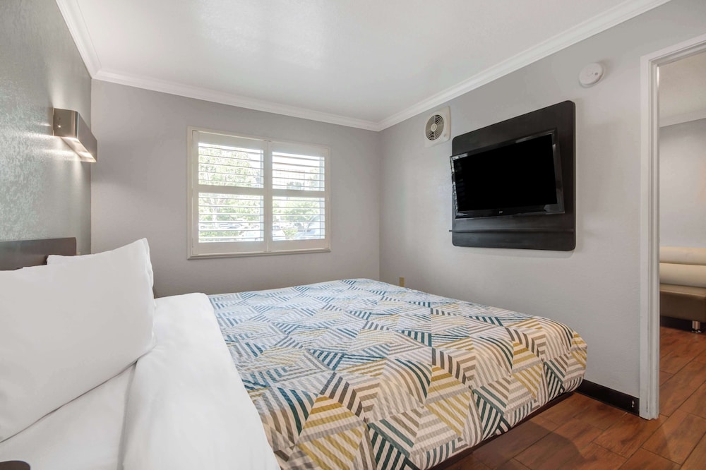 Deluxe Suite, 2 Queen Beds, Non Smoking, Refrigerator & Microwave photo 3