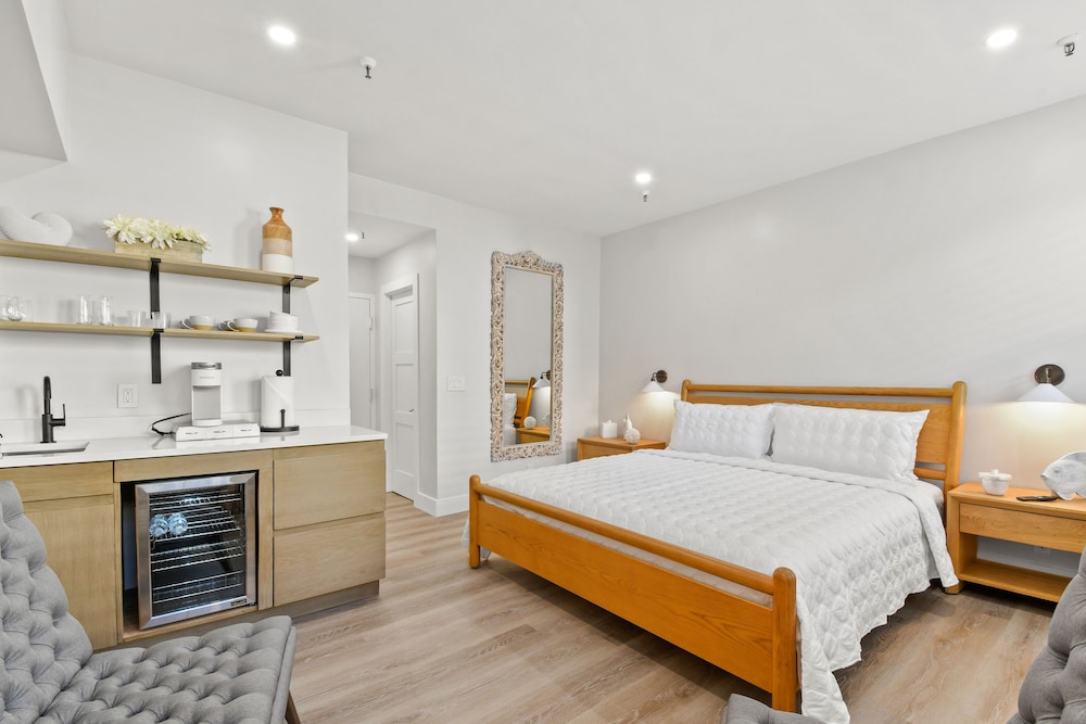 Condo, Tropical Urban Chic Studio