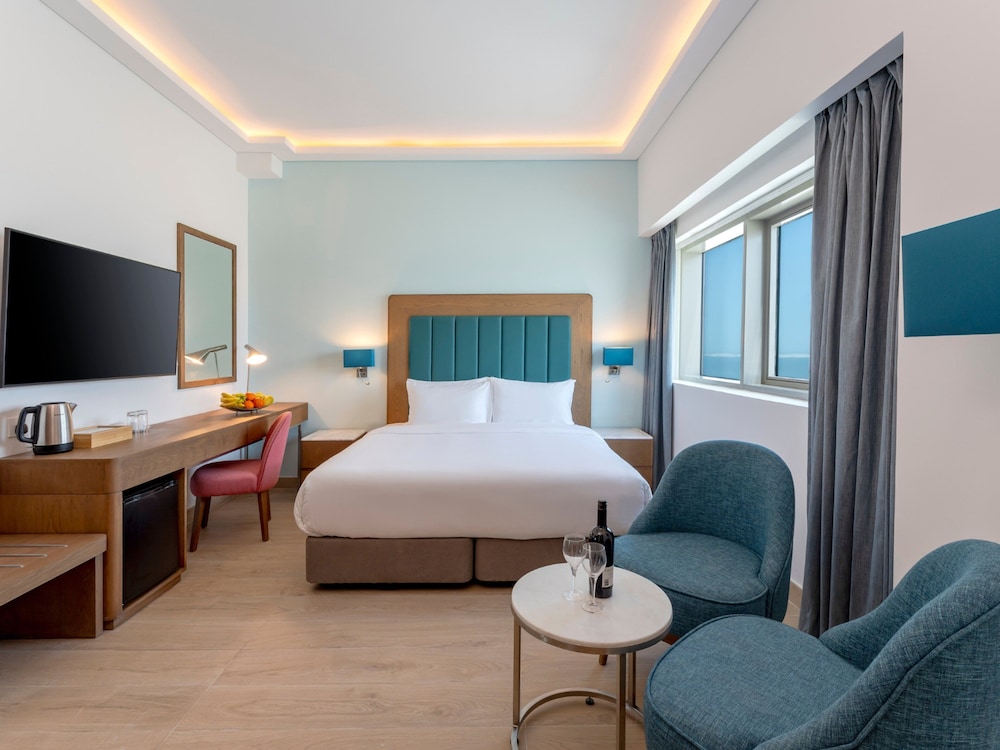 Deluxe Room, 1 King Bed, City View photo 3