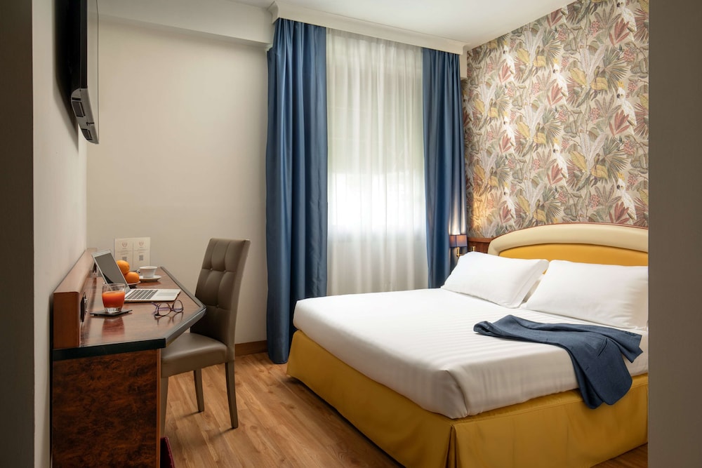 Comfort Room, 1 Queen Bed, Smoking (Converts to 2 Twin Beds) - Photo 1