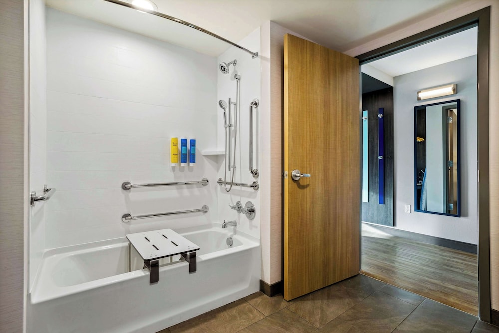 Room, 2 Queen Beds, Accessible, Bathtub (Mobility & Hearing) photo 3