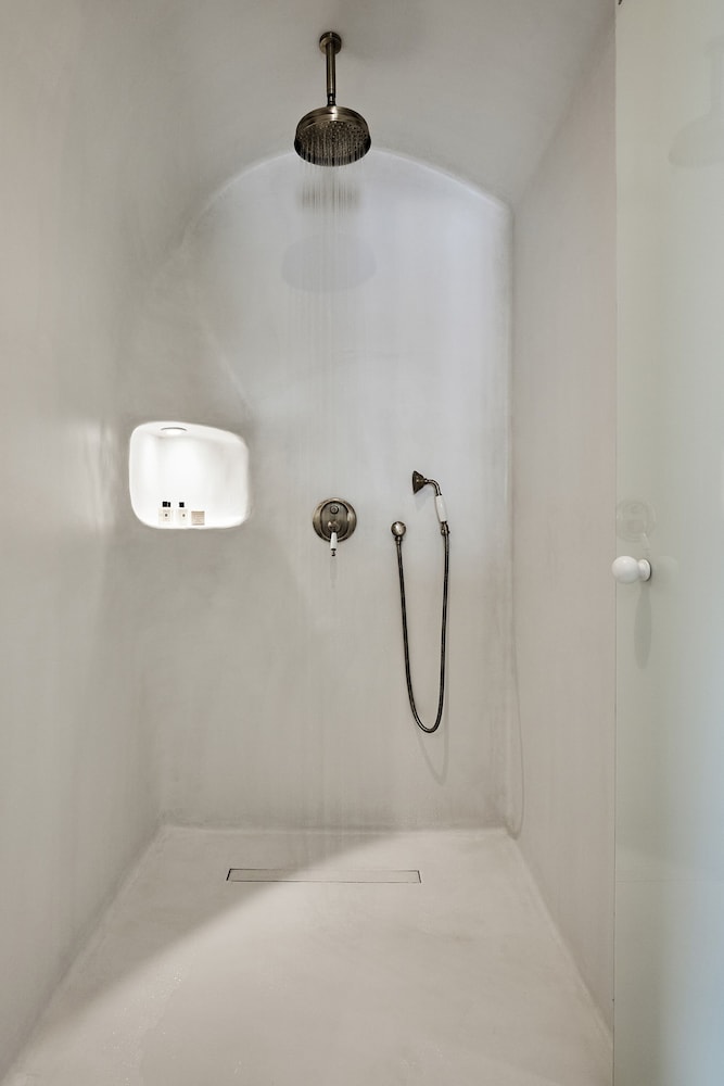 Executive Suite with Outdoor Hot Tub - Photo 8