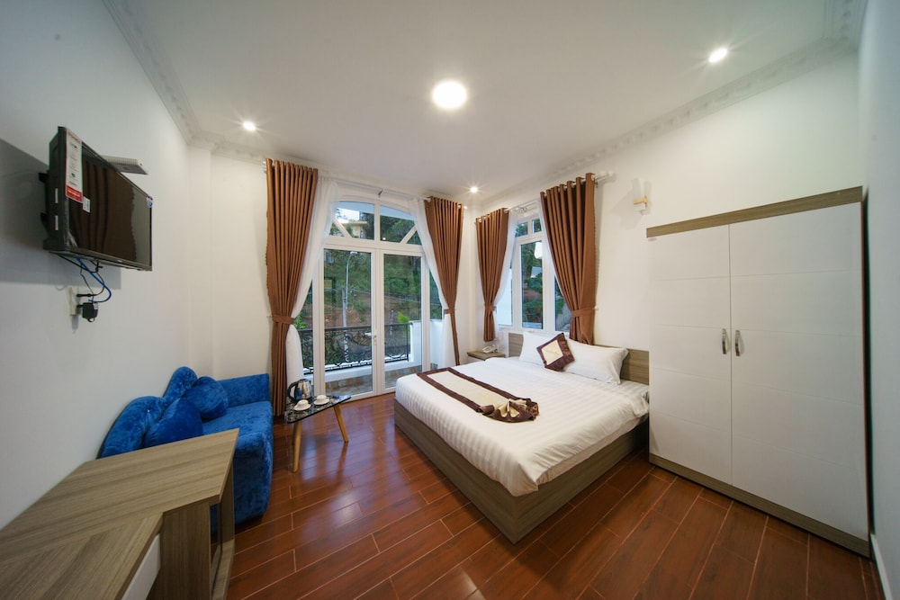 Deluxe Room with Balcony - Photo 7