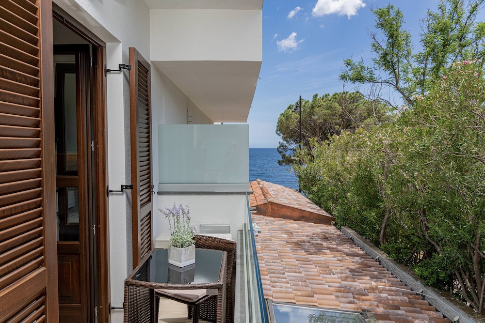 Comfort Room, Balcony, Partial Sea View - Photo 2
