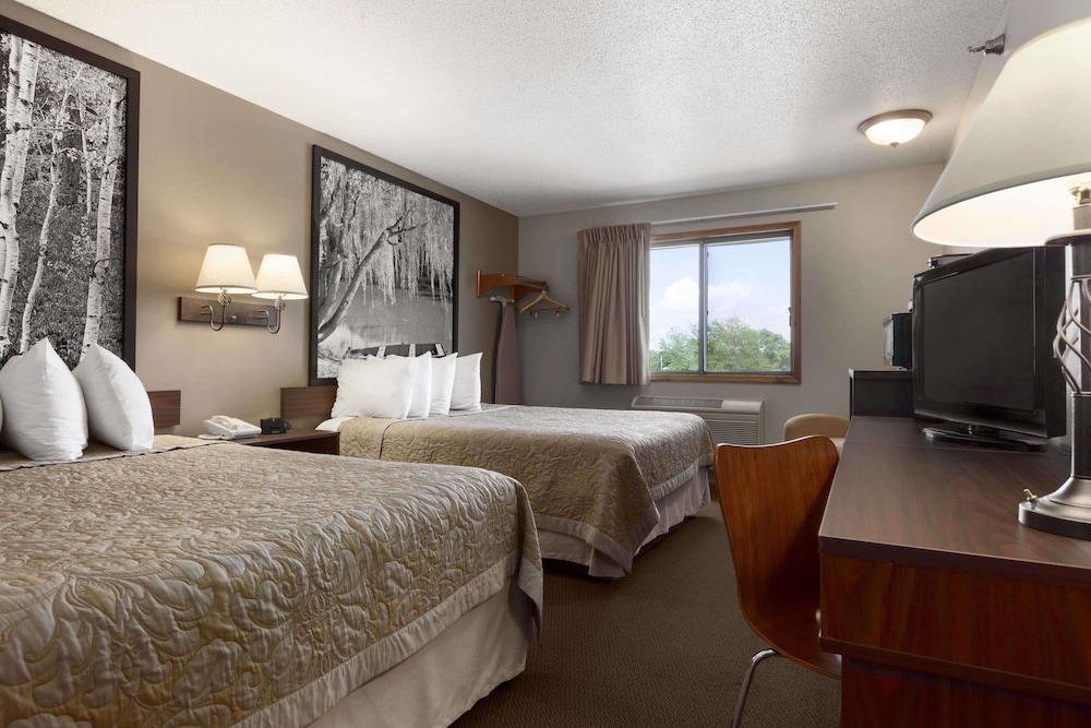 Standard Room, 2 Queen Beds - Photo 1
