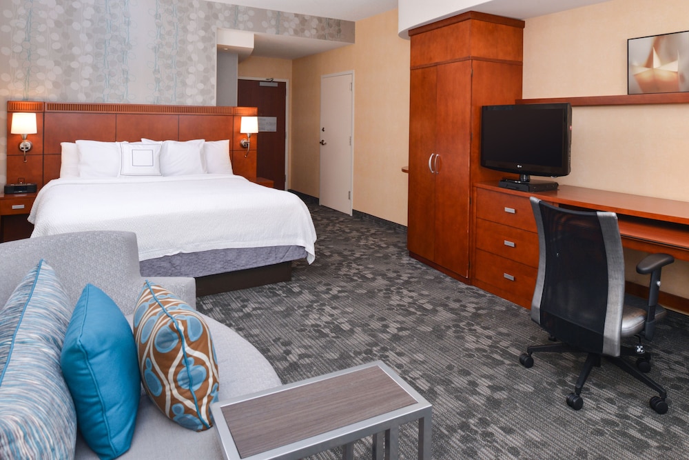 Room, 1 King Bed With Sofa Bed (Hearing Accessible) - Photo 2