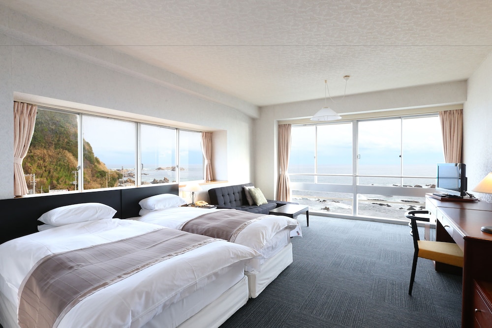 Deluxe Twin Room, Private Bathroom, Ocean View photo 1