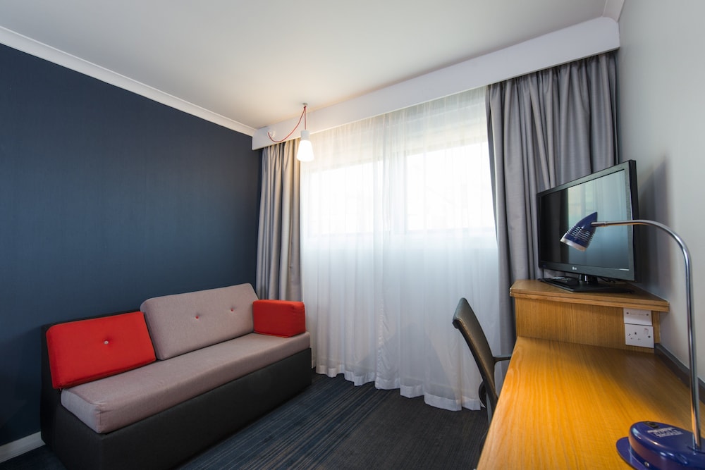 Standard Room, 1 Double Bed with Sofa bed (with Free Hot Breakfast) - Photo 2
