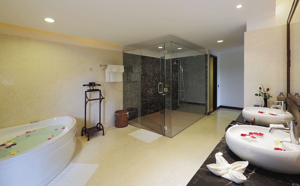 Deluxe Room - Photo 5