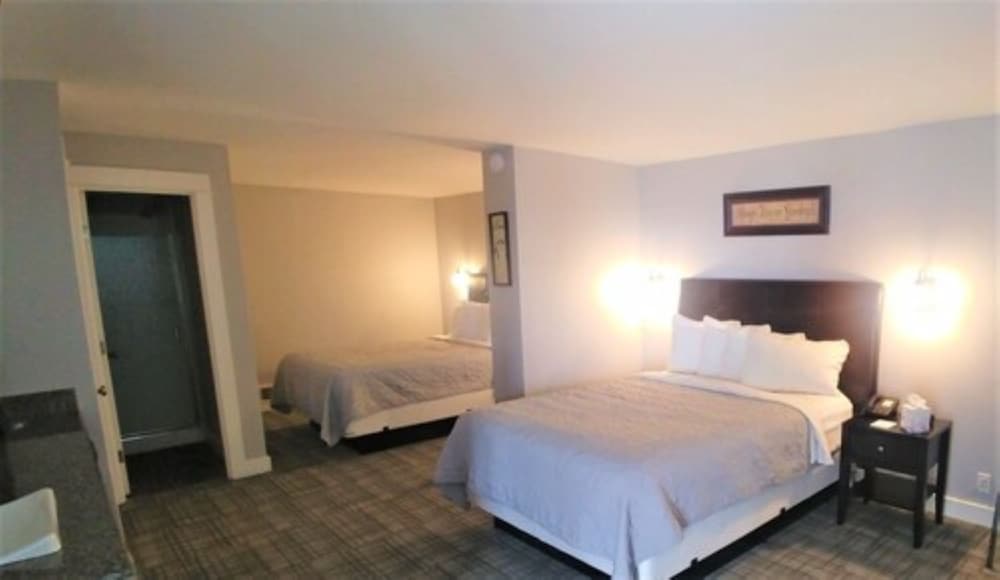 Suite, 2 Queen Beds photo 2