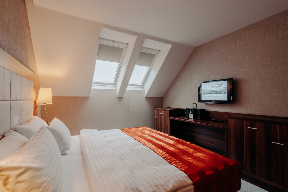 Premium Room, 1 King Bed (Stocked Minibar) - Photo 6