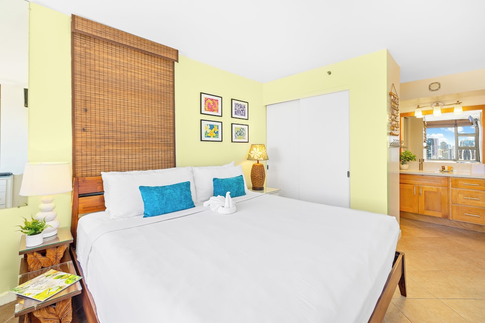 Premium Remodeled Condo with Ocean View and Parking: Premium Condo, 1 King Bed with Sofa bed, Balcony, Partial Ocean View (0136) photo