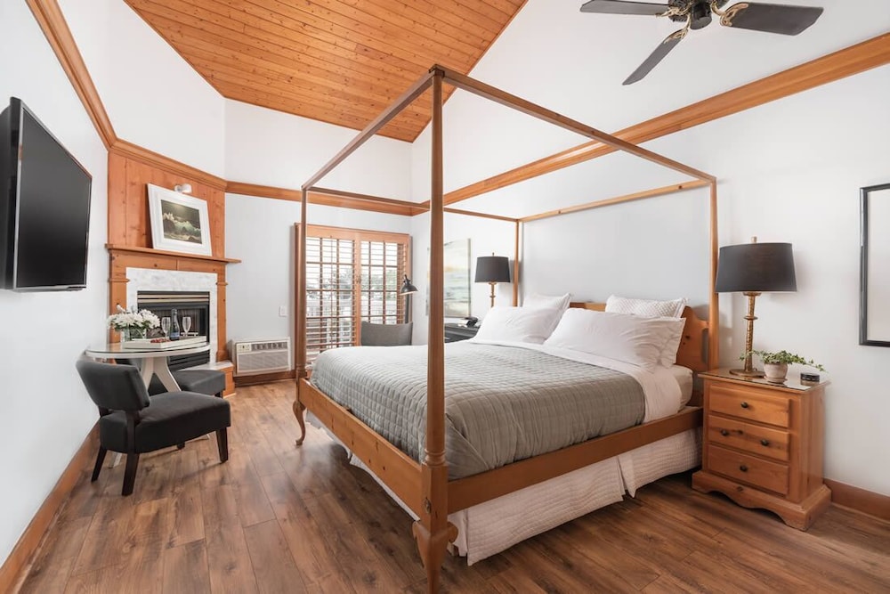 Deluxe Room, 1 King Bed, Balcony, Ocean View