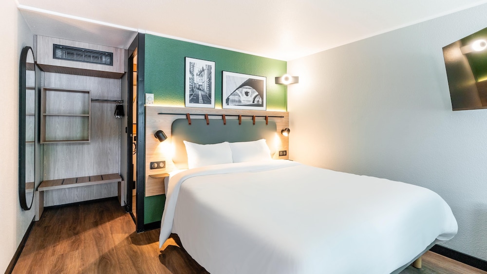 Standard Room, 1 Queen Bed - Photo 5