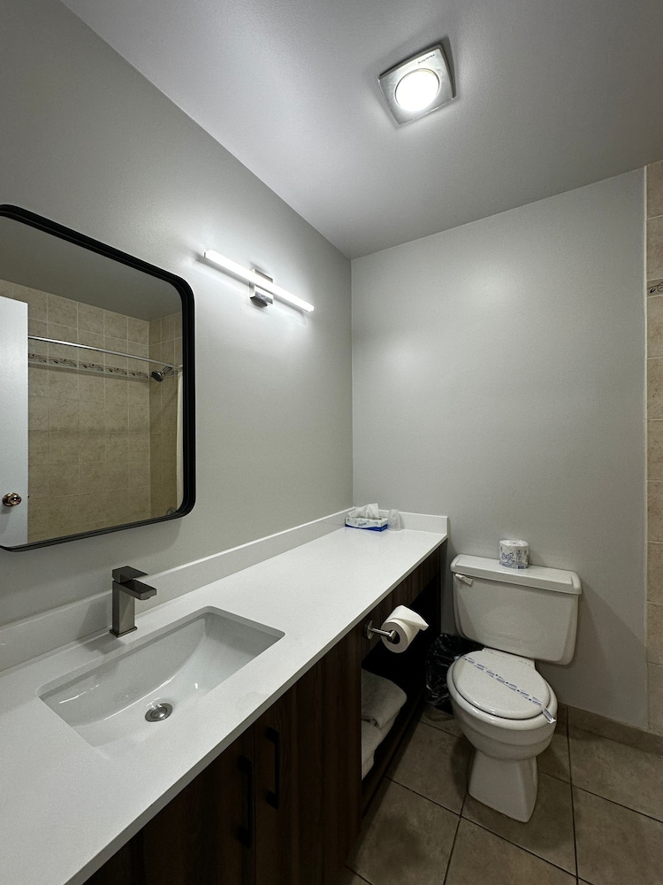 Room, 2 Queen Beds, Pets Allowed photo 3