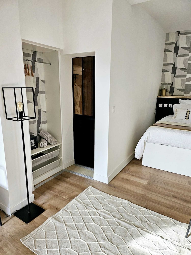 City Apartment, Private Bathroom, Pool View (Suite Curieuse) - Photo 9