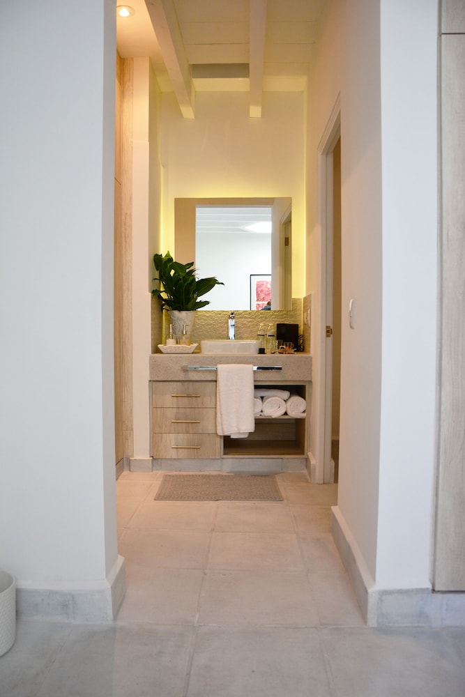Luxury Suite, 2 Queen Beds, Courtyard View - Photo 7