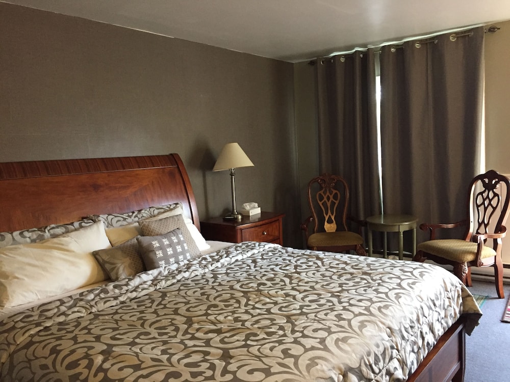 Standard Room, 1 King Bed photo 2