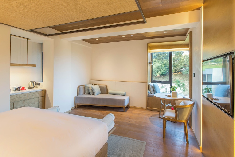 Room, 1 King Bed, Lake View