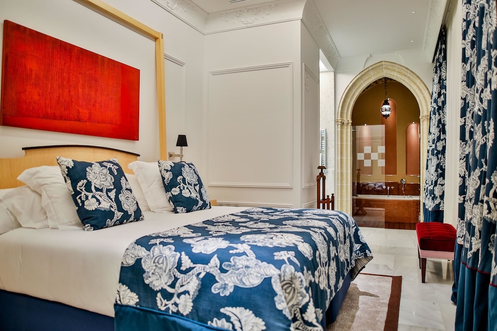Suite, 1 King Bed (Maria Luisa) photo 3