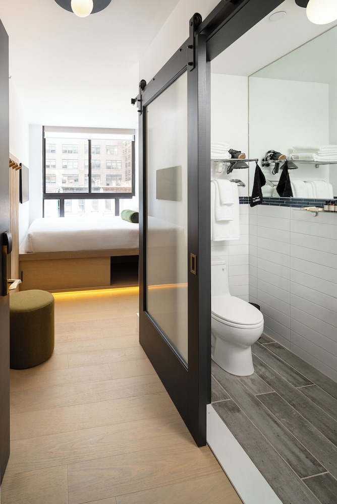 Majestic Midtown Escape: Queen Room