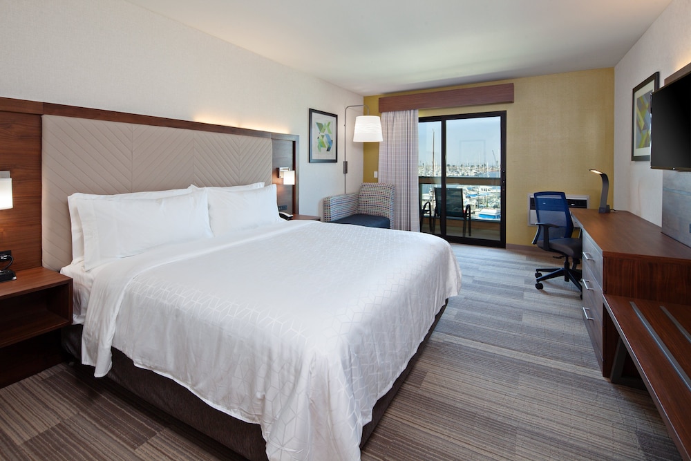 Standard Room, 1 King Bed, Microwave - Photo 2