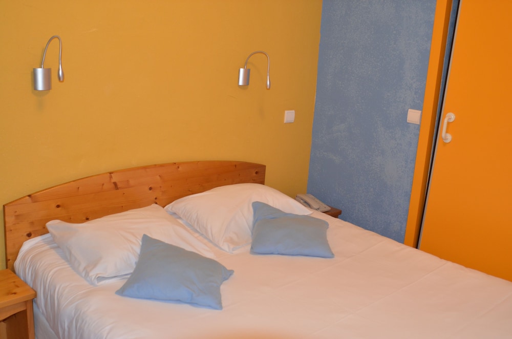Standard Room, 1 Queen Bed, Non Smoking photo 3