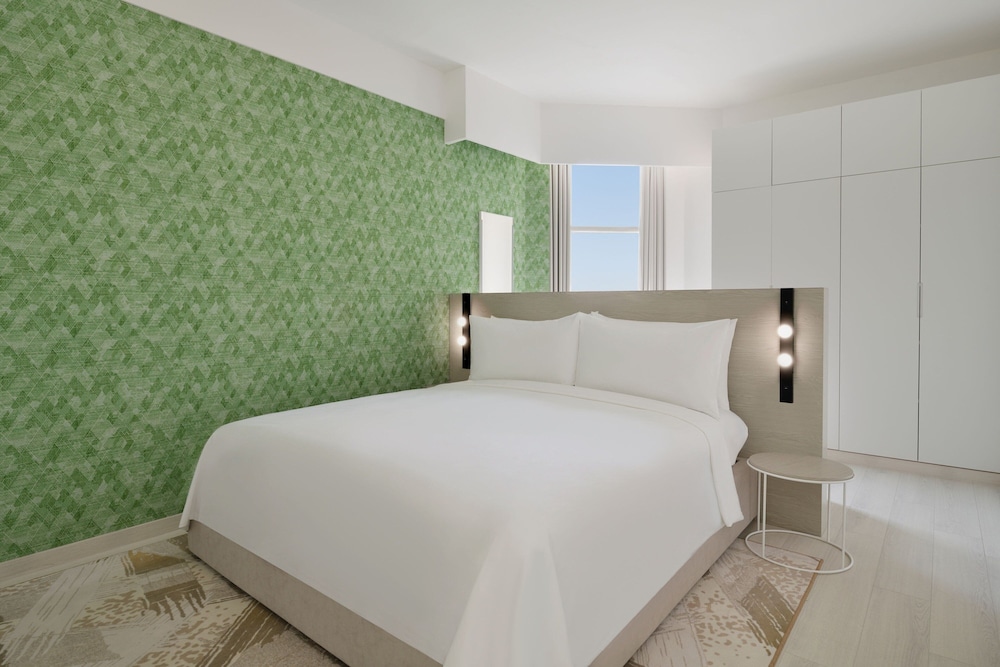 Studio, 1 King Bed, Partial Sea View