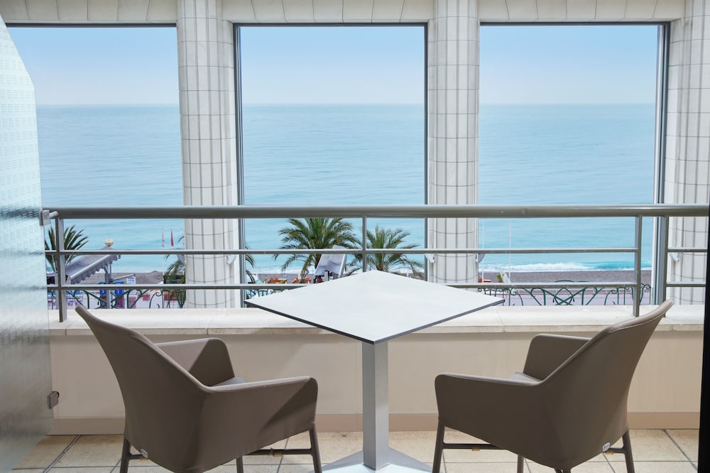 Room, 1 King Bed, Sea View - Photo 4