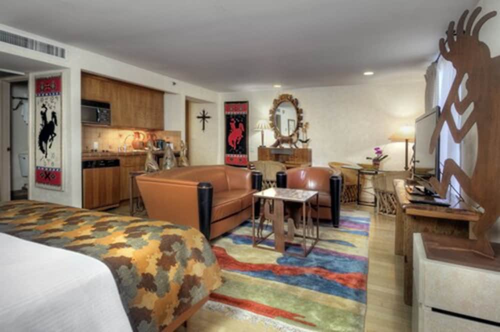 Suite, 1 King Bed, Kitchen - Photo 7