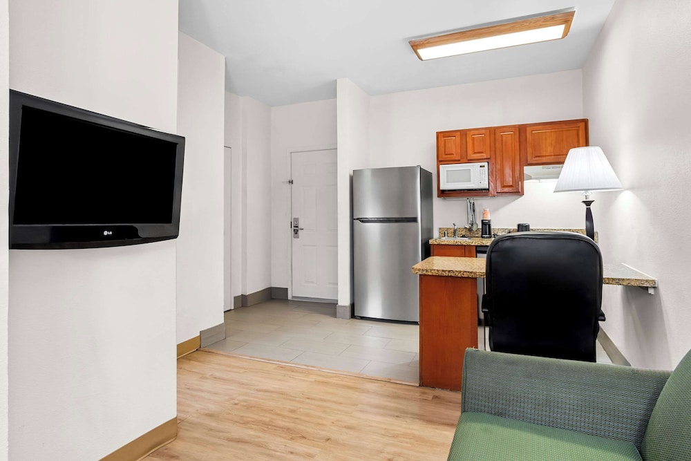 Suite, 1 Queen Bed, Non Smoking (Efficiency, Pet Friendly) - Photo 3