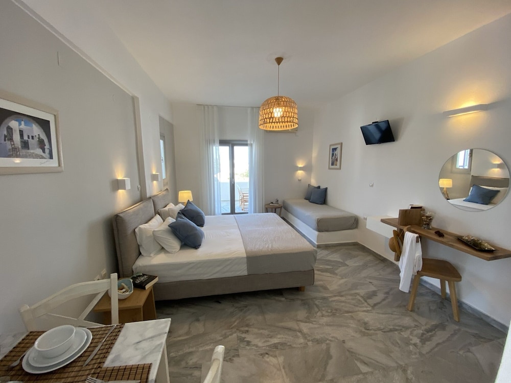 Deluxe Studio (3 Adults)