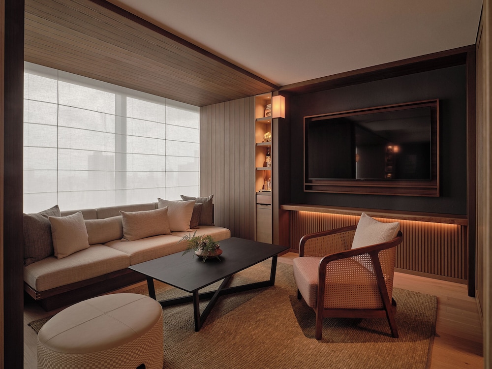 Deluxe Suite, 1 King Bed, City View - Photo 3