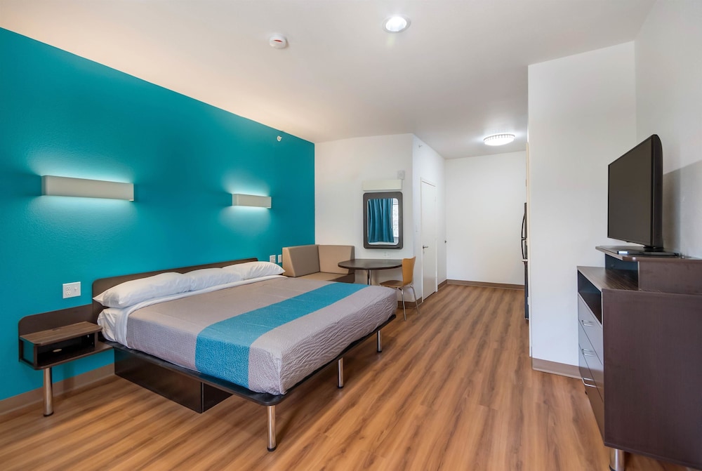 Deluxe Room, 1 King Bed, Non Smoking, Refrigerator & Microwave - Photo 9