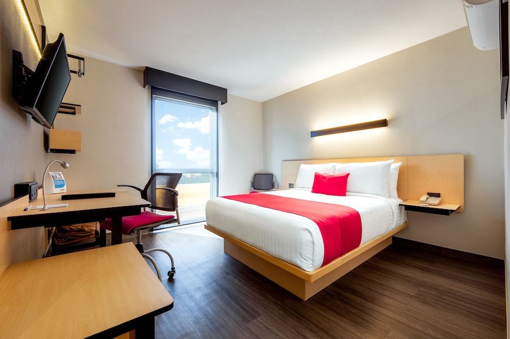 Standard Room, 1 Queen Bed, Non Smoking - Photo 5