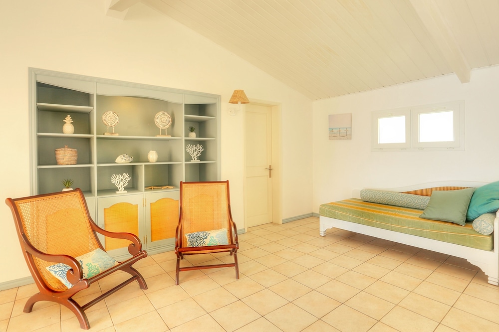 Suite, Sea View