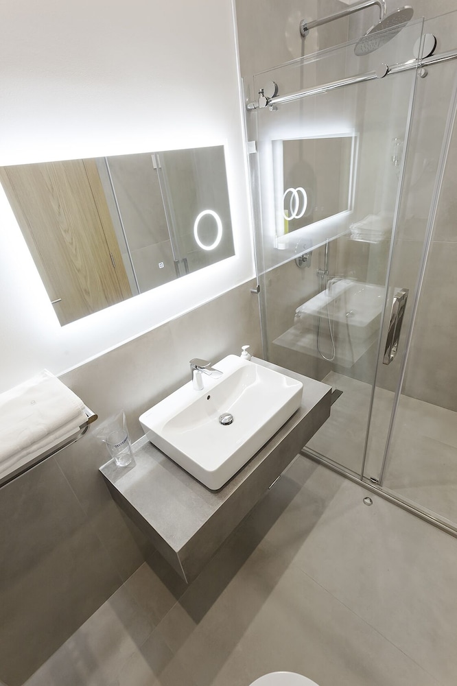 Superior Double or Twin Room - Photo 16