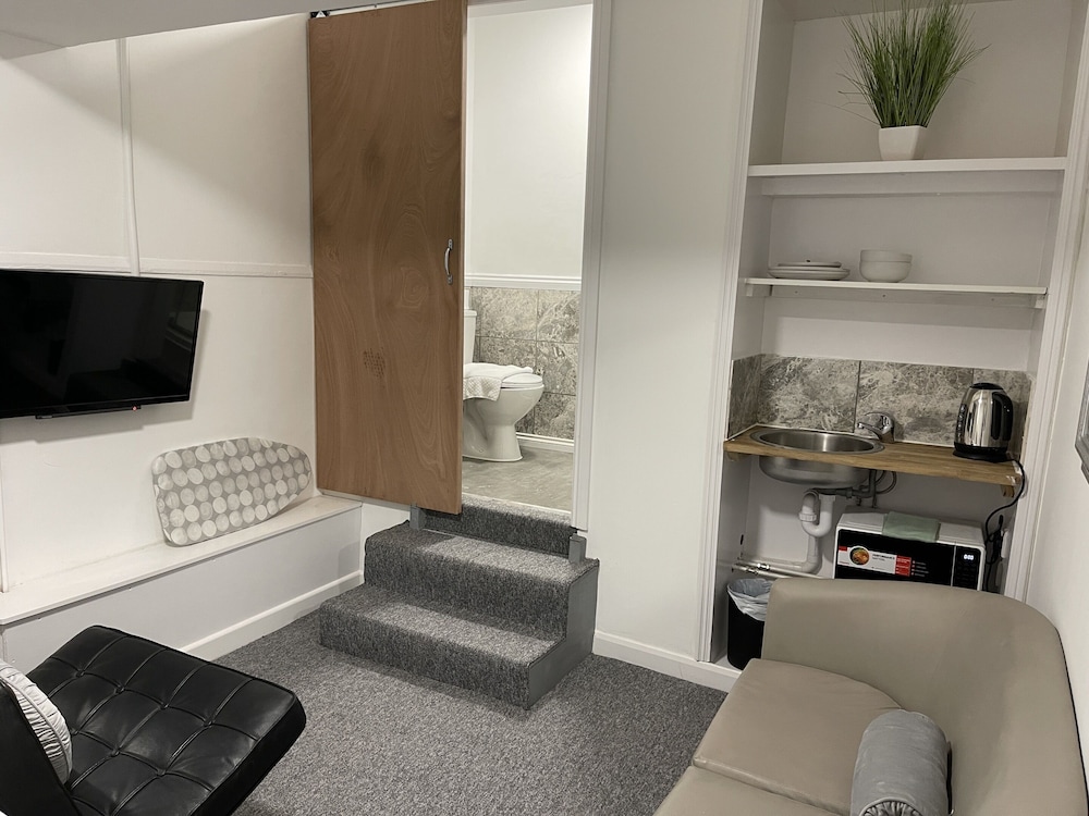Studio, Ensuite photo 3