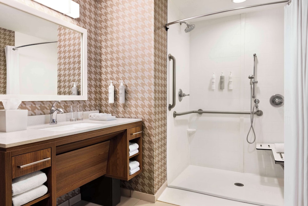 Suite, 1 King Bed, Accessible (Roll-in Shower)