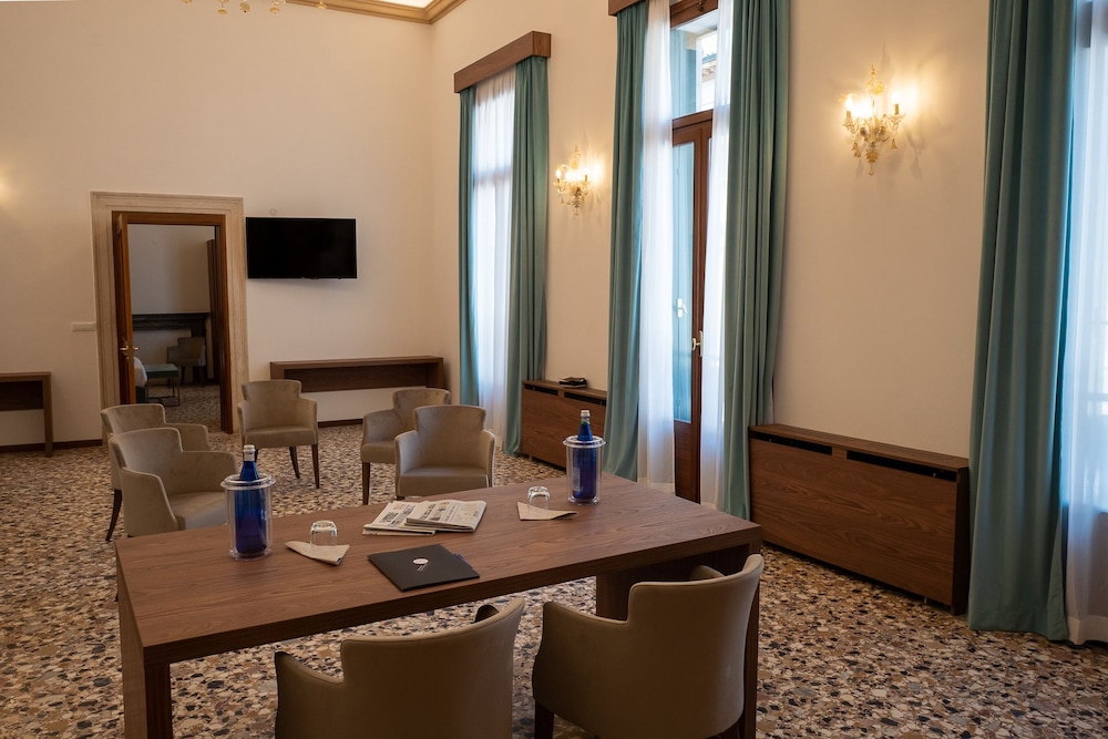 Junior Room - Photo 1
