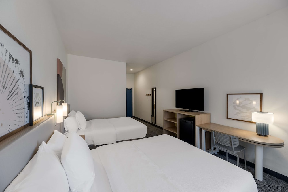 Room, 2 Queen Beds, Accessible, Bathtub photo 3