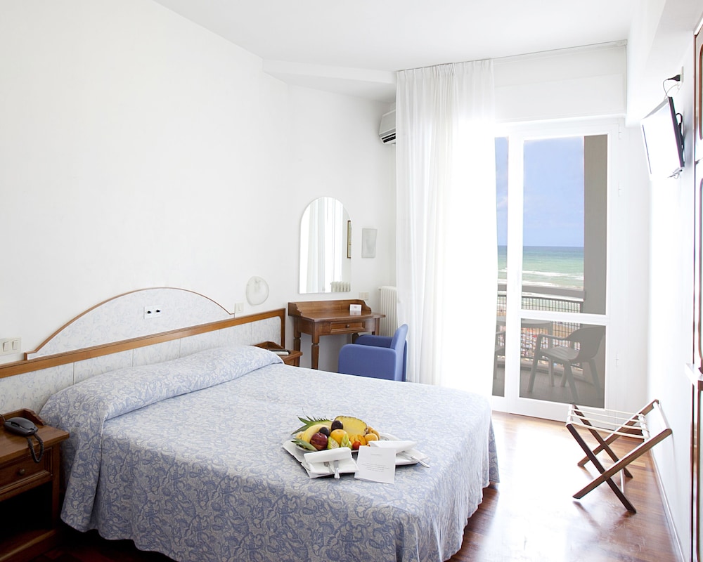 Comfort Double Room Single Use, Balcony, Sea View photo 2